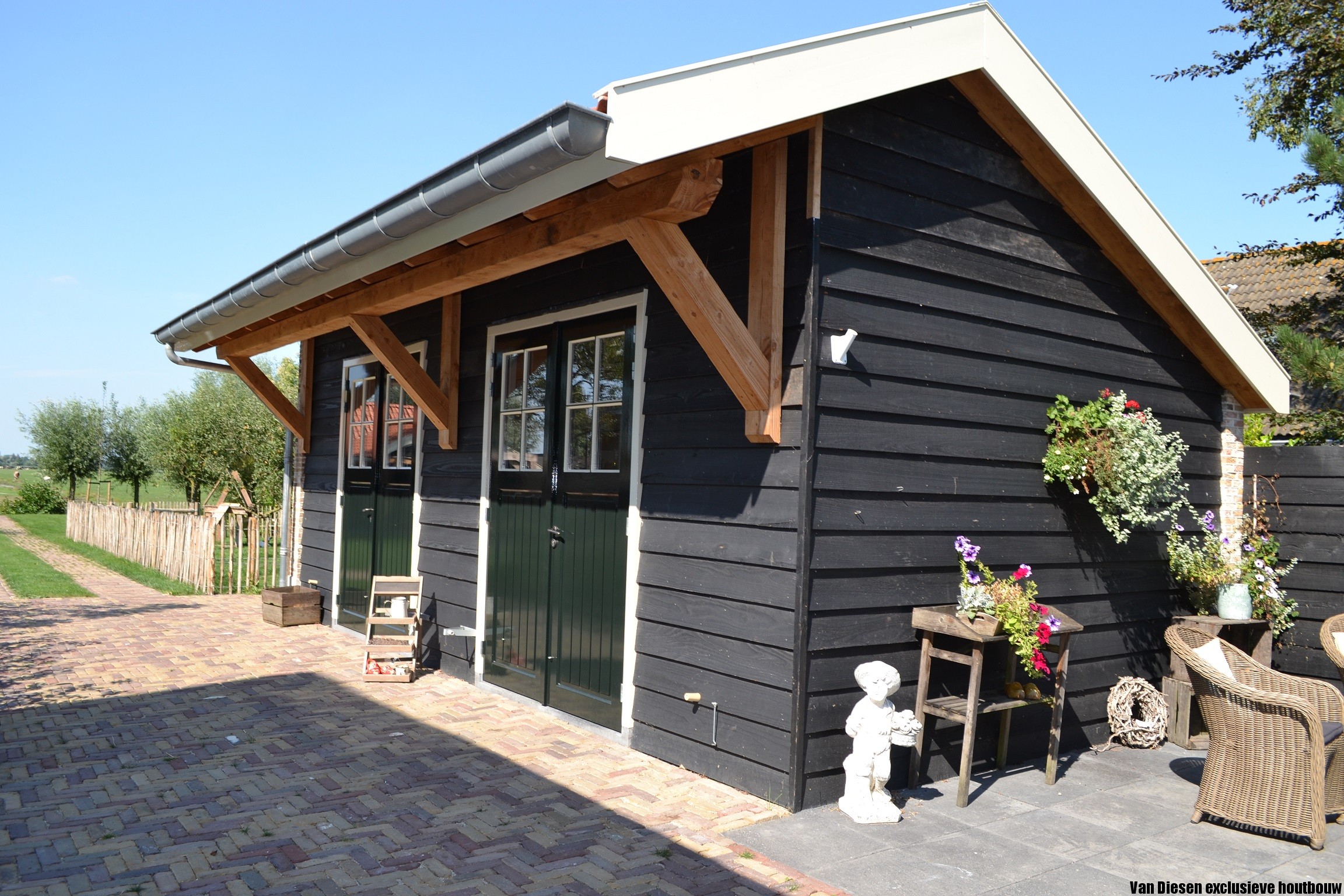 Schuur met gemetselde plint