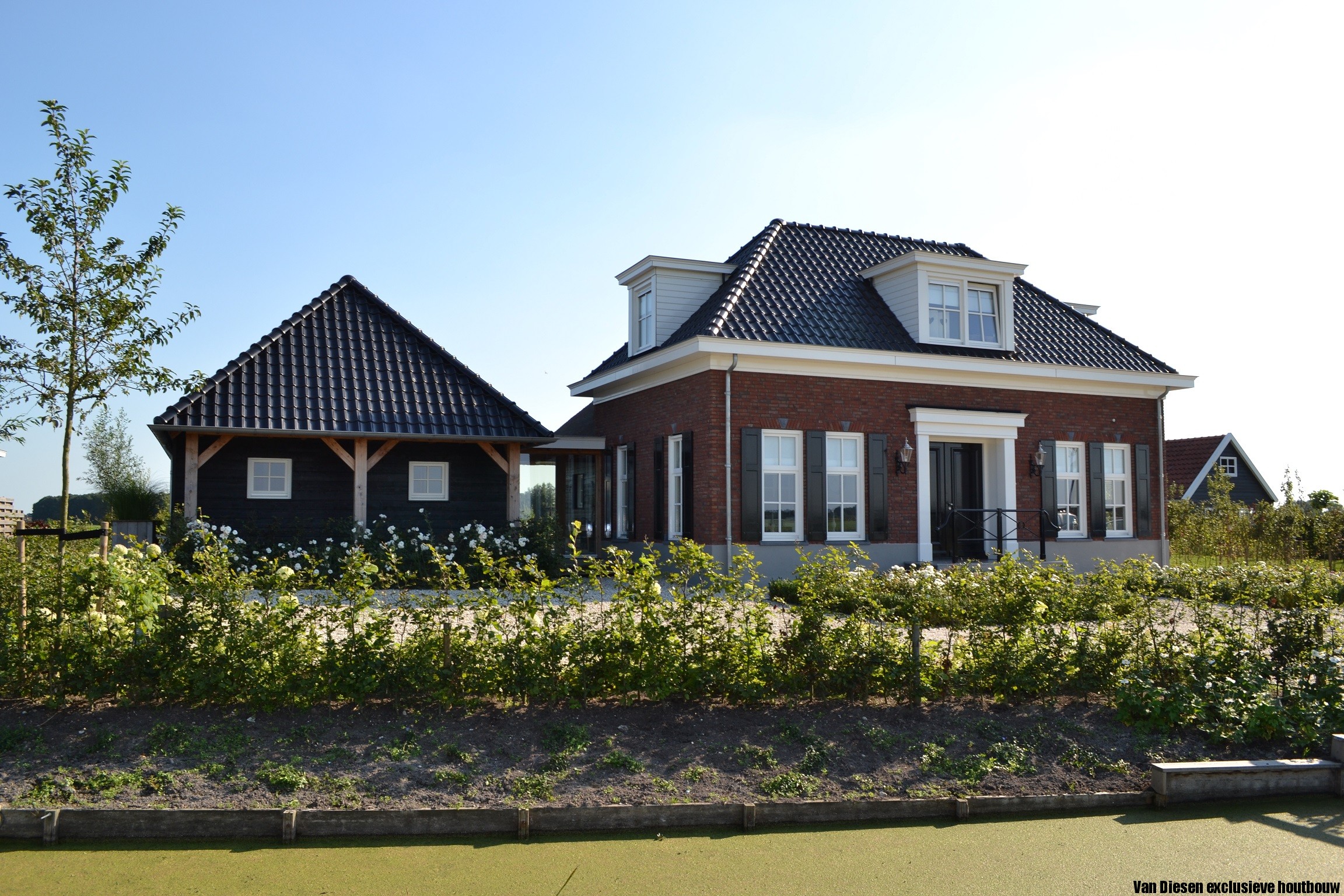 Bijgebouw met doorgang woning van glas